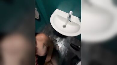 Milf scopata in un bagno pubblico