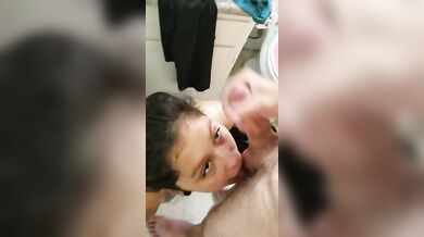 Pompino con inoio fidanzata in bagno