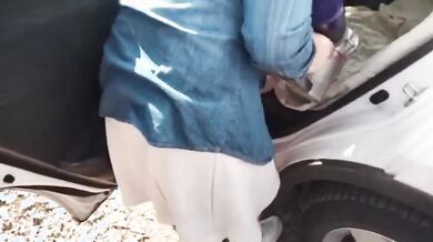 Palpeggiata in auto come una troia