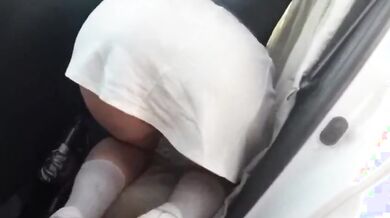 Palpeggiata in auto come una troia