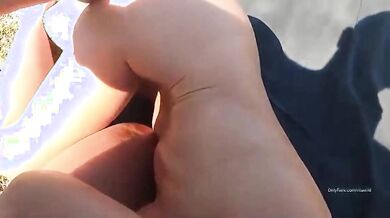 Pompino all'aperto Milf bionda tettona