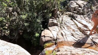 Moglie nuda in montagna