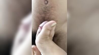 Footjob amatoriale moglie sborrata sui piedi