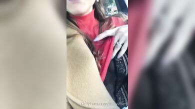 Milf esibizionista le esce in auto