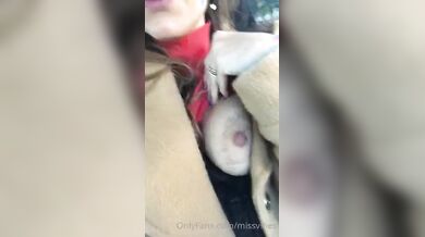 Milf esibizionista le esce in auto