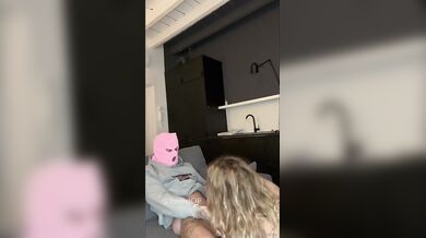 Asia Vitale spompina il cazzo di un suo fan