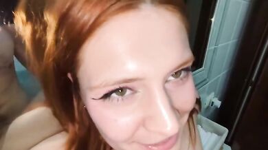 Spia la sorellastra in bagno entra e la scopa POV