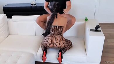 Mi scopo questa gran fica sul divano