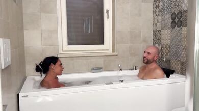 Threesome profumosa in bagno con doppia penetrazione