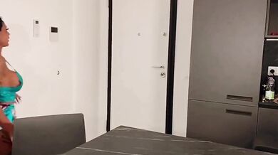 Milf profumosa scopata da amico con cazzo grosso