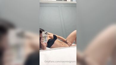 Ragazza social italiana si masturba col dildo Of