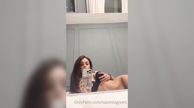 Ragazza social italiana si masturba col dildo Of