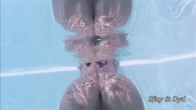 Esibizionista nuda in piscina pubblica