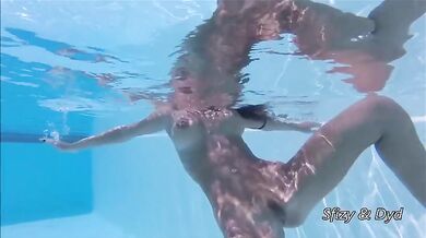 Esibizionista nuda in piscina pubblica