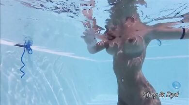 Esibizionista nuda in piscina pubblica