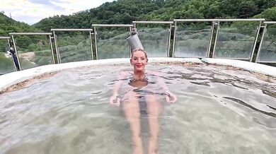 Moglie italiana tettona nuda alle terme