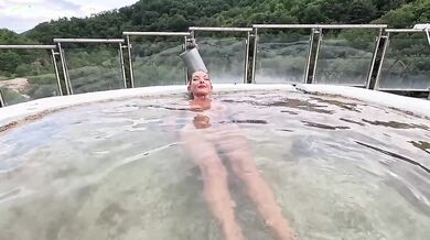 Moglie italiana tettona nuda alle terme