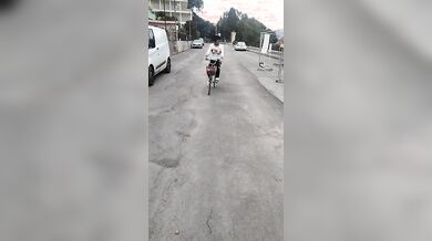 Esibizionista in bicicletta