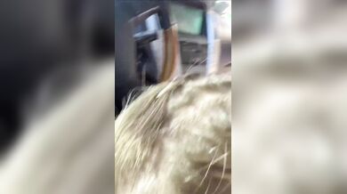 Pompino in macchina fidanzata bionda