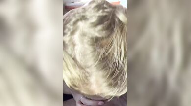 Pompino in macchina fidanzata bionda