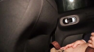 Moglie scopata in auto da maturo