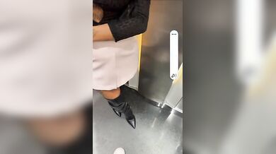 Pompino profumosa in ascensore