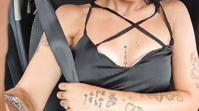 Moglie sega e spompina marito in auto