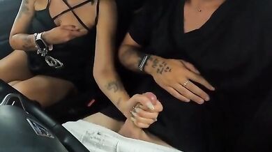 Moglie sega e spompina marito in auto