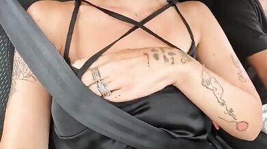 Moglie sega e spompina marito in auto