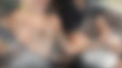 Moglie sega e spompina marito in auto