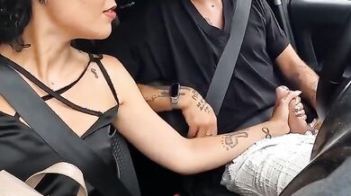 Moglie sega e spompina marito in auto