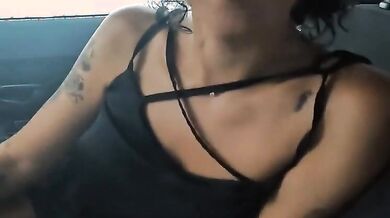 Moglie sega e spompina marito in auto