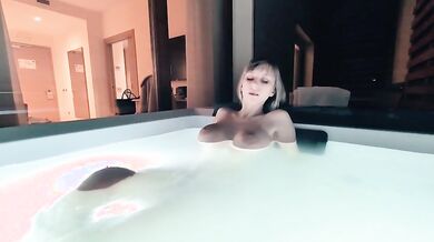 Tettona italiana si rilassa in piscina