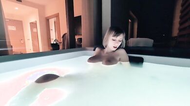 Tettona italiana si rilassa in piscina