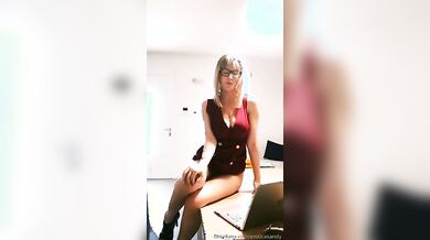 La prof di matematica si sditalina davanti al suo studente