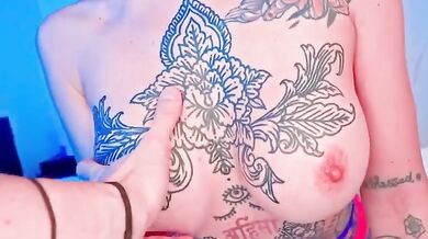 Ragazza italiana tatuata lo prende nel culo