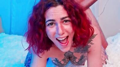 Ragazza italiana tatuata lo prende nel culo