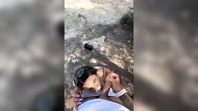 Pompino al mare giovane fidanzata sborrata in bocca