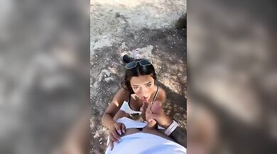 Pompino al mare giovane fidanzata sborrata in bocca