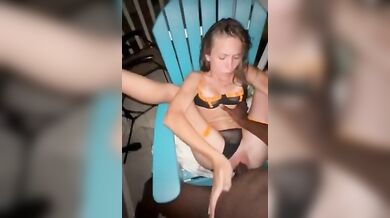 Scopata da cazzone nero sulla sedia e sbrrata in faccia