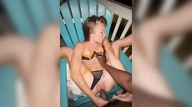 Scopata da cazzone nero sulla sedia e sbrrata in faccia