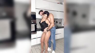 Coppia italiana sveltina in piedi in cucina