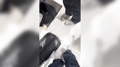 Tre troiette spompinano un loro fan