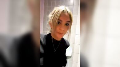 Ragazza italiana si masturba nel bagno pubblico del ristorante