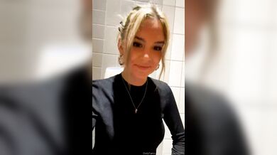 Ragazza italiana si masturba nel bagno pubblico del ristorante