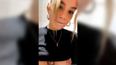 Ragazza italiana si masturba nel bagno pubblico del ristorante