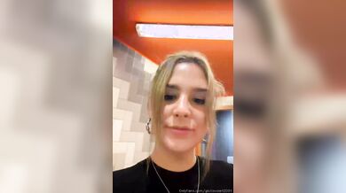 Ragazza italiana si masturba nel bagno pubblico del ristorante