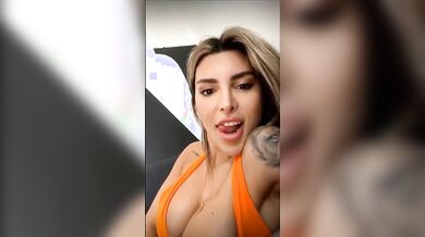 Diretta Of famosa tettona social