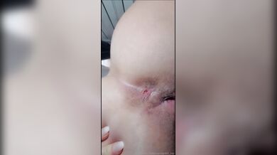 Puliscimi questo culo con la lingua