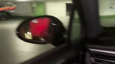 Pompino in macchina in un parcheggio